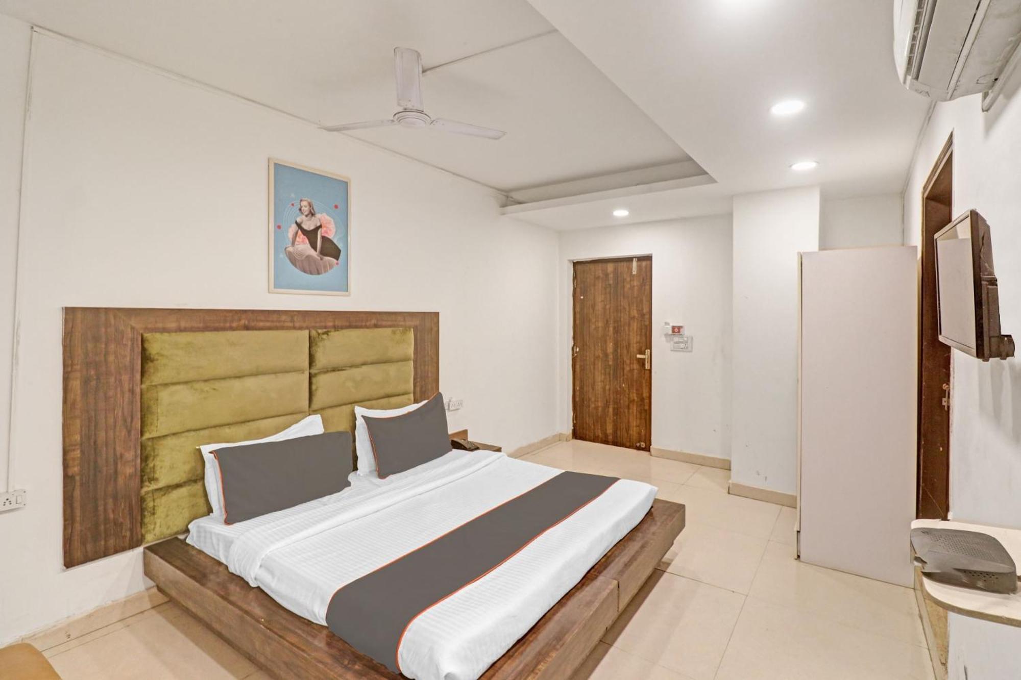 Collection O Seven Heaven Hotel New Delhi Buitenkant foto